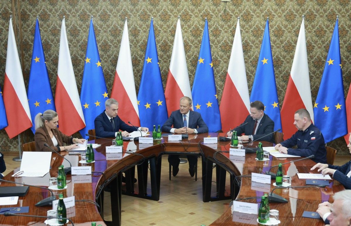 Premier odebrał raport od służb. Ponad 80 tys. skontrolowanych szkół