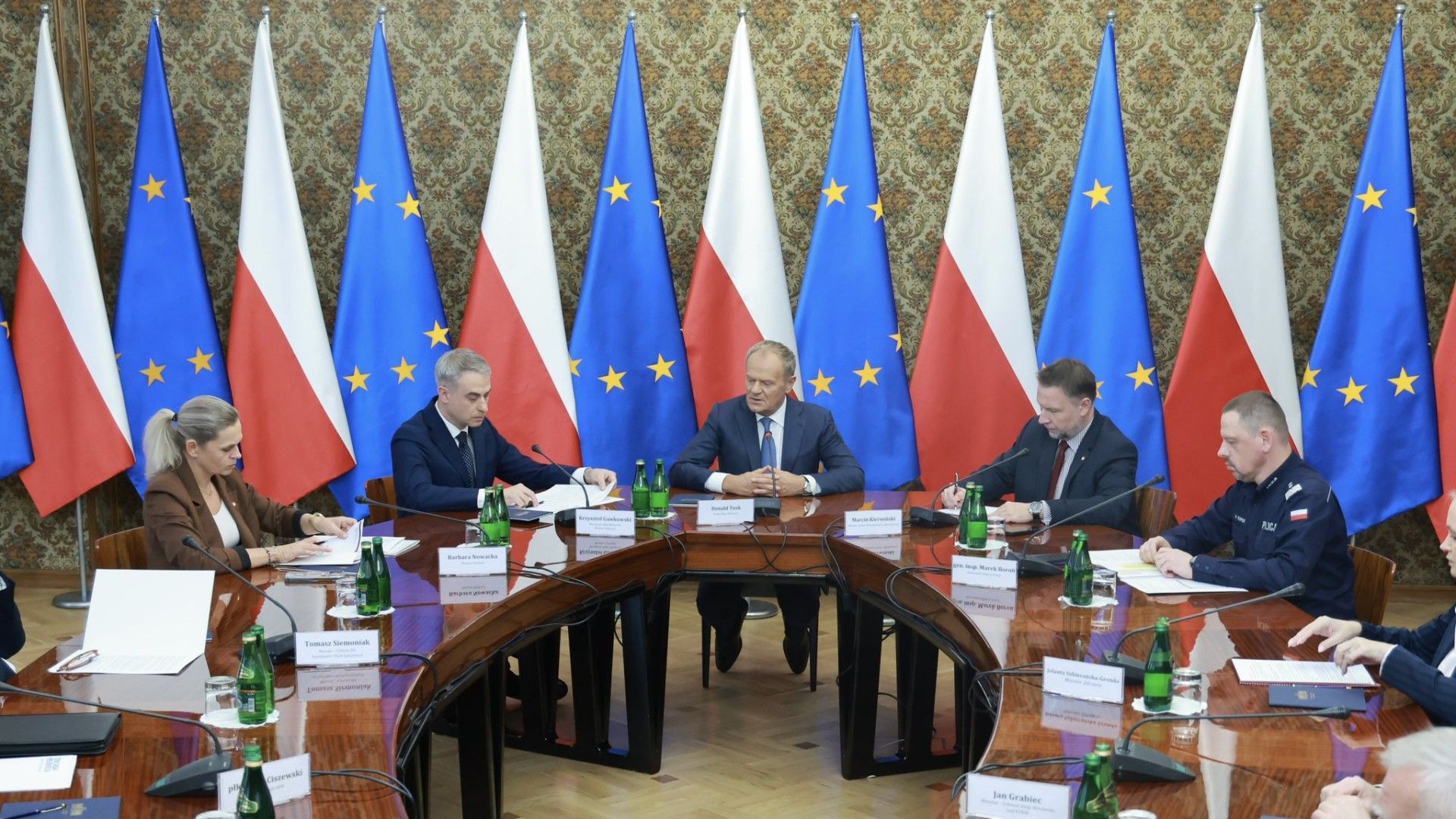 https://infosecurity24.pl/bezpieczenstwo-wewnetrzne/premier-odebral-raport-od-sluzb-ponad-80-tys-skontrolowanych-szkol social preview image