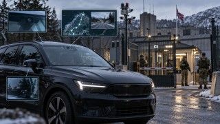 Ilustracja przedstawiająca czarny samochód SUV przed bramą norweskiej jednostki wojskowej. W tle widoczni są uzbrojeni żołnierze, infrastruktura wojskowa i norweska flaga.