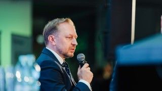 Wojciech Wrochna przemawia do mikrofonu