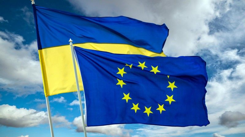 Flaga Ukrainy i Unii Europejskiej - zdjęcie ilustracyjne