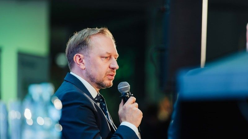 Wojciech Wrochna przemawia do mikrofonu