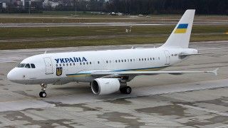Ukraiński Airbus A319-115 ACJ na płycie lotniska - zdjęcie poglądowe