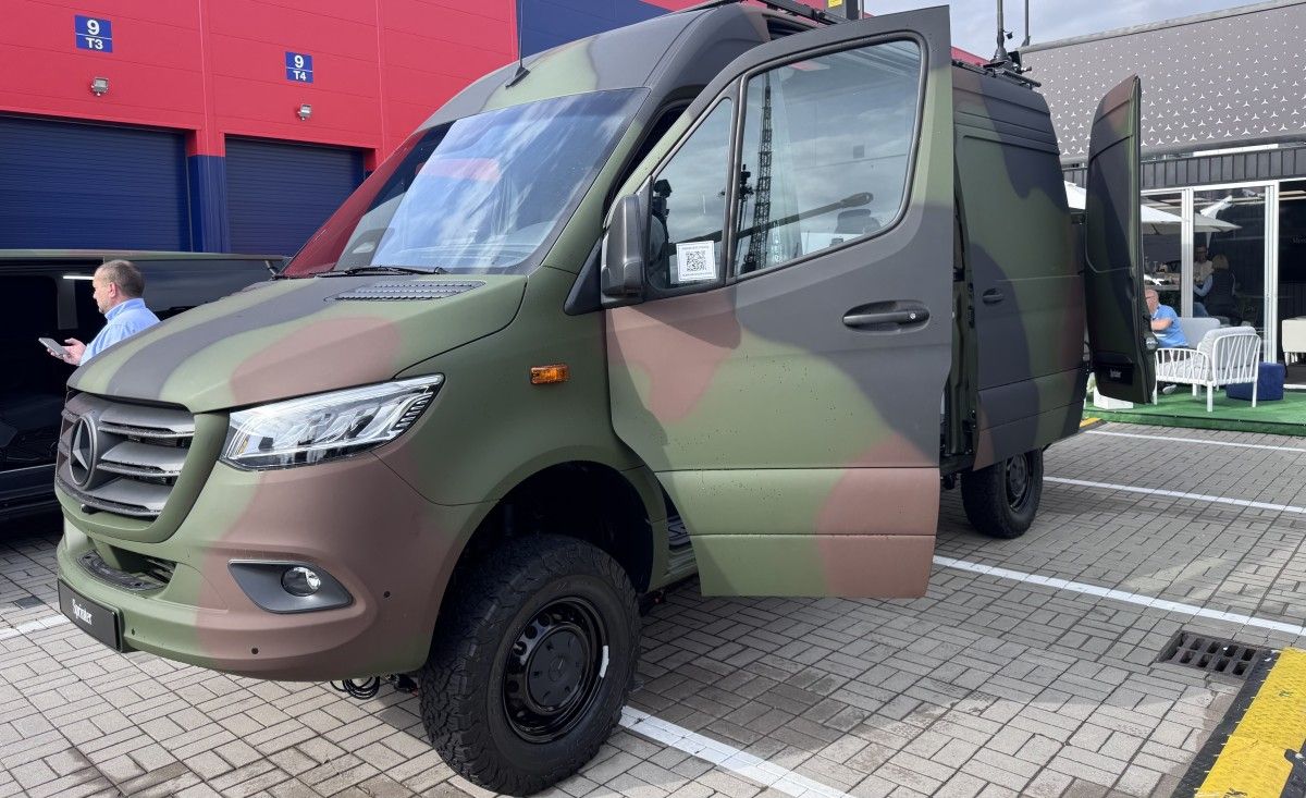 Sześć osób, europaleta i napęd 4×4. Wojsko szuka samochodów