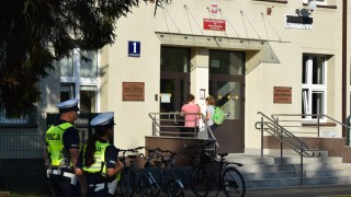 Policjanci monitorują rejony szkół.