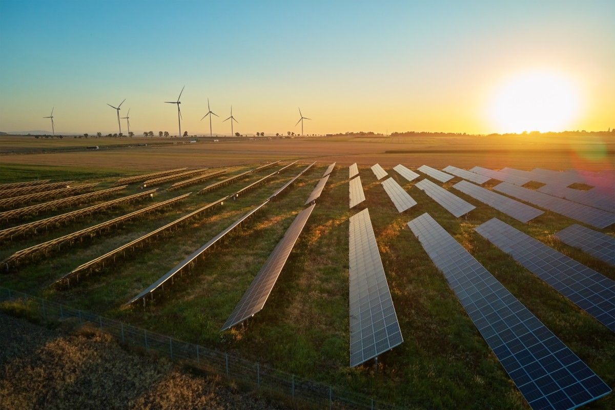 Zielona energia, wysokie rachunki. Dlaczego źródła OZE nie obniżają cen prądu?