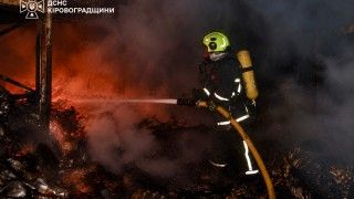 ukraiński strażak gaszący pożar po rosyjskim ataku