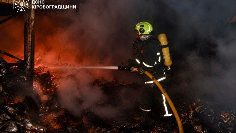 ukraiński strażak gaszący pożar po rosyjskim ataku