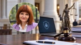 Prof. Agnieszka Gryszczyńska na tle ilustracji przedstawiającej wnętrze budynku sądu, laptop z symbolem cyberbezpieczeństwa, akta spraw oraz młotek sędziowski.