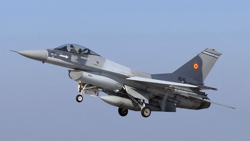 Rumuński F-16 w locie - zdjęcie poglądowe