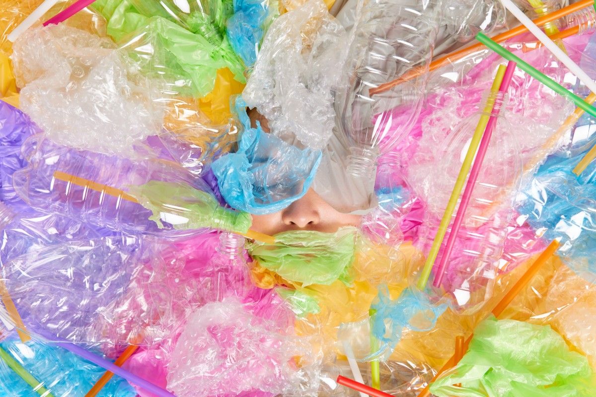 Przełom w recyklingu kolorowego plastiku? Japońscy naukowcy opracowali nową metodę