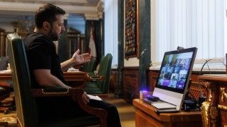 Wołodymyr Zełenski przy ekranie komputera