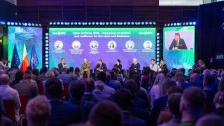 Uczestnicy panelu dyskusyjnego poświęconego cyberodporności państwa i biznesu podczas konferencji Cyber24 DAYS 2026.