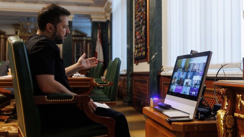 Wołodymyr Zełenski przy ekranie komputera