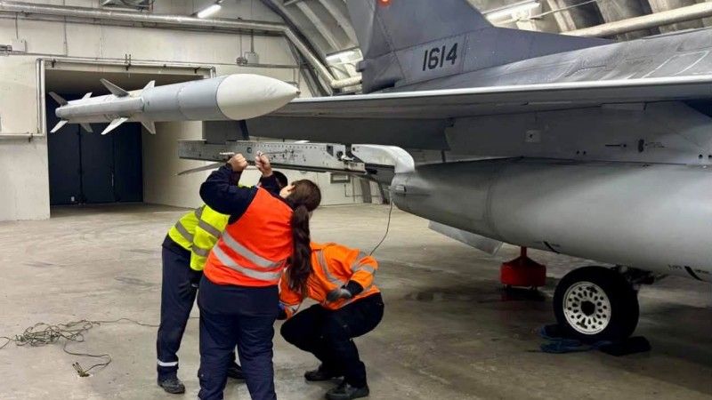 Rumuński F-16 przygotowywany  do lotu na przechwycenie podczas którego samolot  zestrzelił rosyjski bezzałogowiec  odrzutowy nad Morzem Czarnym