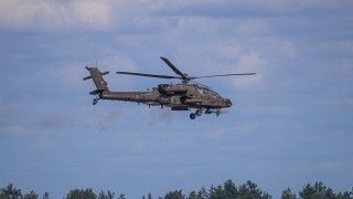 Polski AH-64D Apache podczas strzelania z działka