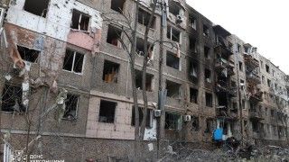 Zniszczony blok mieszkalny na Ukrainie po rosyjskim ataku dronowym.