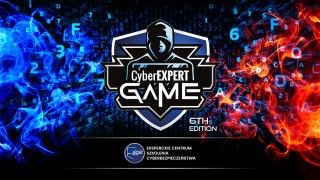 Grafika promująca szóstą edycję CyberEXPERT GAME. W centrum logo wydarzenia z postacią hakera w kapturze, otoczone niebieskimi i czerwonymi efektami świetlnymi