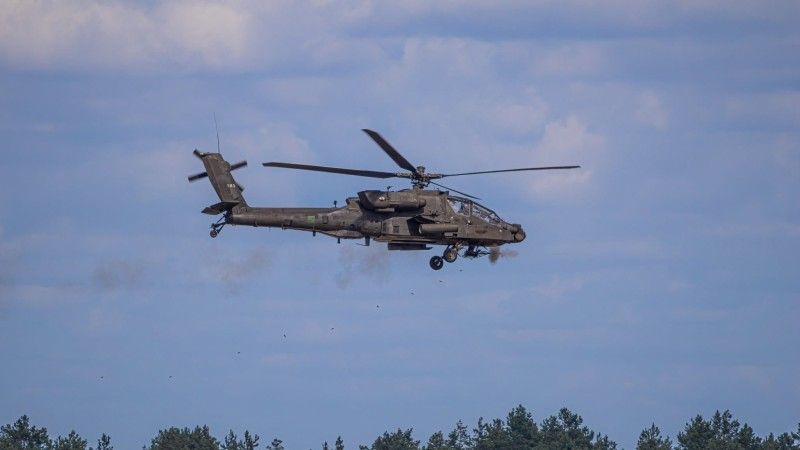 Polski AH-64D Apache podczas strzelania z działka