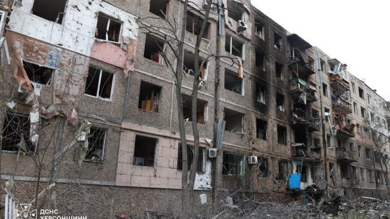 Zniszczony blok mieszkalny na Ukrainie po rosyjskim ataku dronowym.