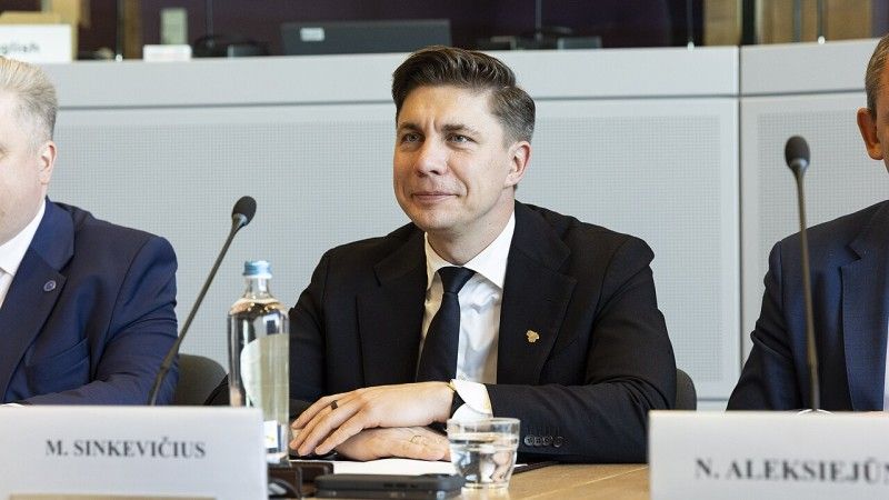 Premier Litwy Mindaugas Sinkevicius w trakcie konferencji - zdjęcie poglądowe