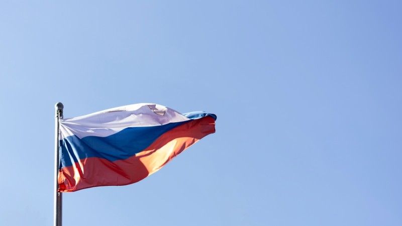 Flaga Rosji na tle nieba - zdjęcie ilustracyjne