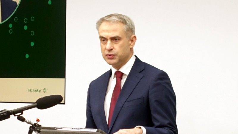 Krzysztof Gawkowski skrytykował działania platform wobec zgłoszeń treści w sieci. Zapowiedział, że dalsze takie działania spotkają się z nałożeniem kar przez instytucje państwowe.