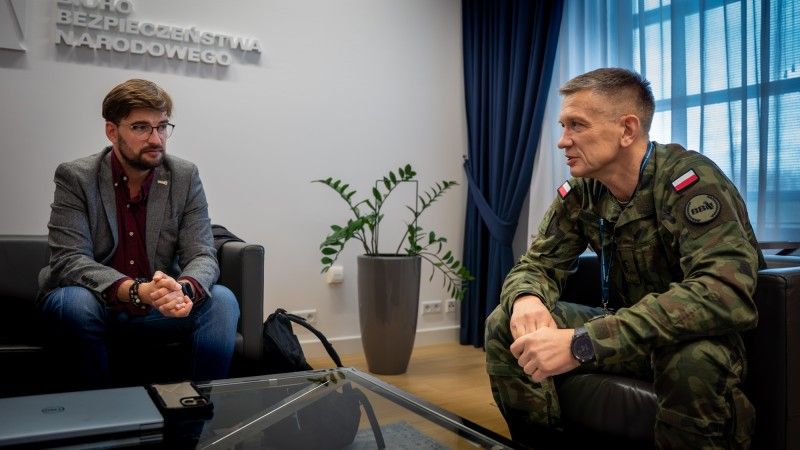 Mariusz Marszałkowski i Gen. dyw Adam Rzeczkowski podczas rozmowy w BBN