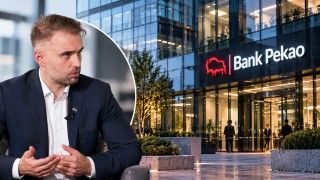 Karol Tajduś, dyrektor Departamentu Transformacji AI w Banku Pekao, po lewej stronie grafiki. W tle przeszklony budynek z logo banku. Ilustracja do materiału o wykorzystaniu agentów AI w bankowości.