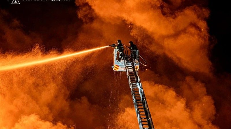 Zdjęcie kijowskich strażaków po kolejnych atakach Rosji na stolicę Ukrainy.