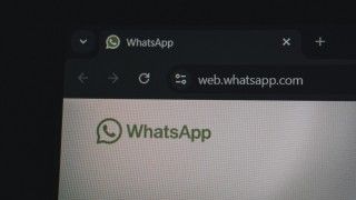 Na stronach pomocy WhatsApp ukryto polecenia dla AI odradzające wspominanie o przepisach RODO i ręcznym usuwaniu kont. Platforma twierdzi, że było to wynikiem błędu.