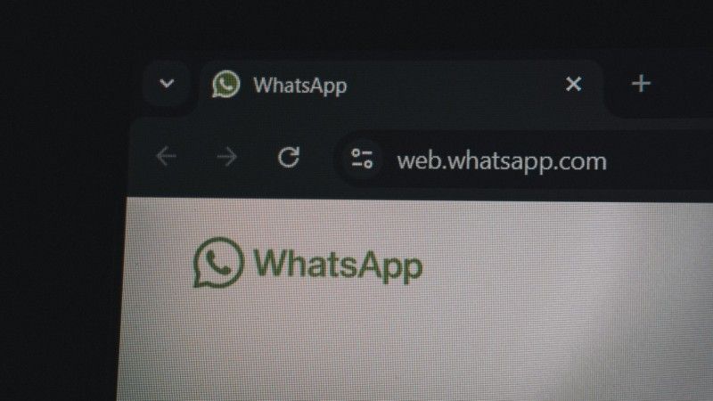 Na stronach pomocy WhatsApp ukryto polecenia dla AI odradzające wspominanie o przepisach RODO i ręcznym usuwaniu kont. Platforma twierdzi, że było to wynikiem błędu.