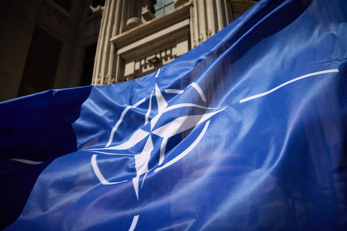 Francja wyprzedza Polskę w wyścigu o centrum NATO ds. sztucznej inteligencji. Ma silne wsparcie Francja zapewniła sobie poparcie Niemiec, Wielkiej Brytanii, Belgii i Włoch dla utworzenia w Rennes Centrum Doskonałości NATO poświęconego sztucznej inteligencji. Jak podaje francuski magazyn "La Lettre", Paryż spodziewa się, że projekt zostanie zatwierdzony przez sojusz jeszcze przed świętami Bożego Narodzenia, a otwarcie centrum zaplanowano na rok 2027. Jest to ważne wydarzenie dla Polski, która na początku tego roku przedstawiła własną propozycję utworzenia Centrum Doskonałości NATO ds. sztucznej inteligencji. Warszawa ryzykuje teraz utratę szansy na stanie się siedzibą instytucji, która będzie kształtowała przyszłość wojskowej sztucznej inteligencji.