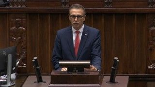 Poseł Jarosław Sachajko zasłynął z wykorzystania okularów podczas wystąpienia na posiedzeniu Sejmu. Pojawiają się jednak pytania o to, dokąd trafiają gromadzone przez sprzęt dane.