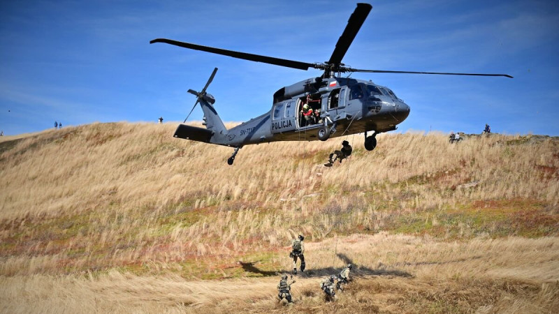 Policyjny śmigłowiec S-70i Black Hawk.