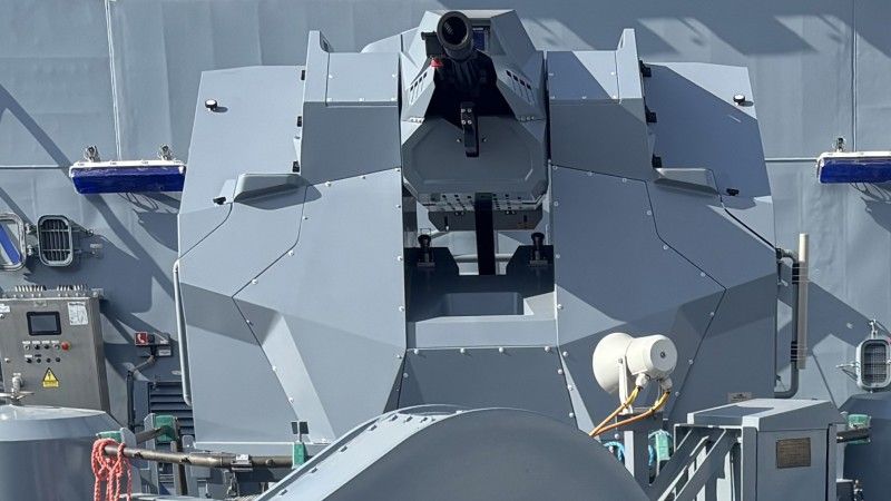 Armata AM-35K z systemu OSU-35K na pokładzie budowanego niszczyciela min Jaskółka (604).