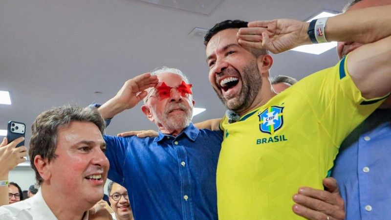Luiz Inácio Lula da Silva pozuje do zdjęcia
