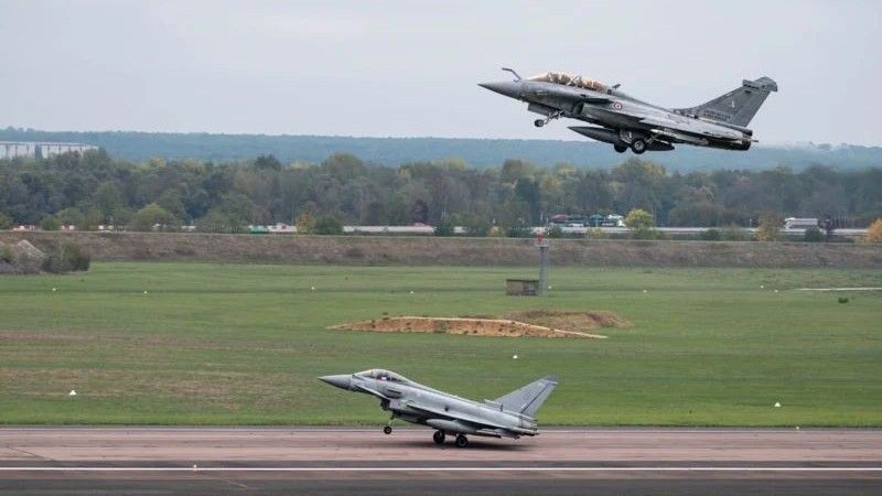 Francuski Rafale B i brytyjski Eurofighter Typhoon startują w trakcie ćwiczeń Rummy