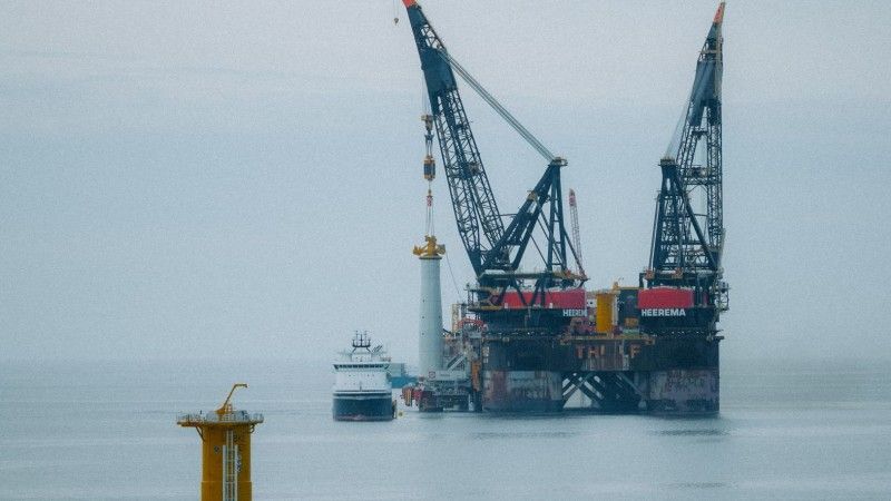 osadzanie fundamentów turbin wiatrowych na morzu w zamglony dzień