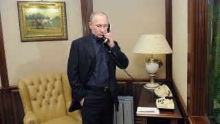 Władimir Putin rozmawia przez telefon - zdjęcie poglądowe