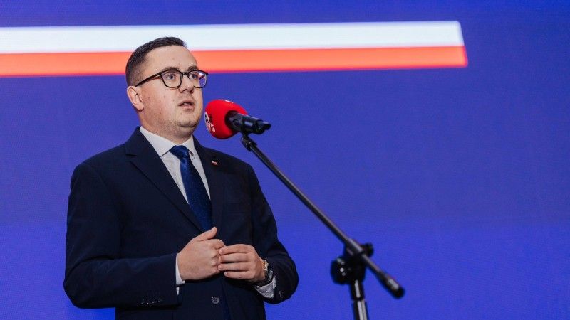 Miłosz Motyka mówi do mikrofonu
