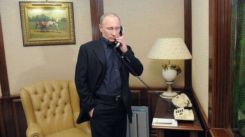 Władimir Putin rozmawia przez telefon - zdjęcie poglądowe