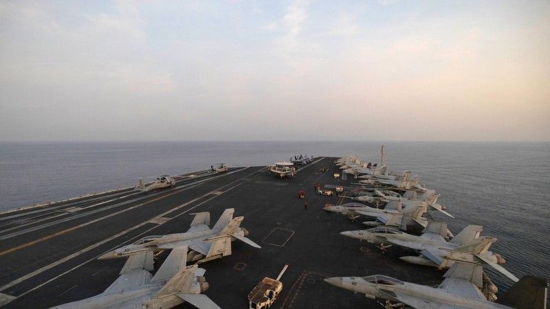 Samoloty amerykańskiej marynarki wojennej na pokładzie lotniskowca USS George H.W. Bush (CVN 77).