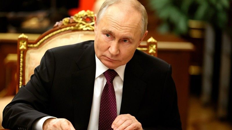 Władimir Putin siedzi - zdjęcie poglądowe