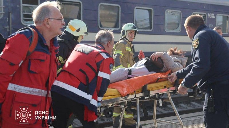 Ewakuacja rannych po rosyjskim ataku w Dnieprze