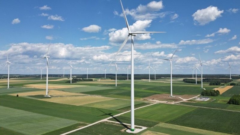 farma wiatrowa na lądzie na polach